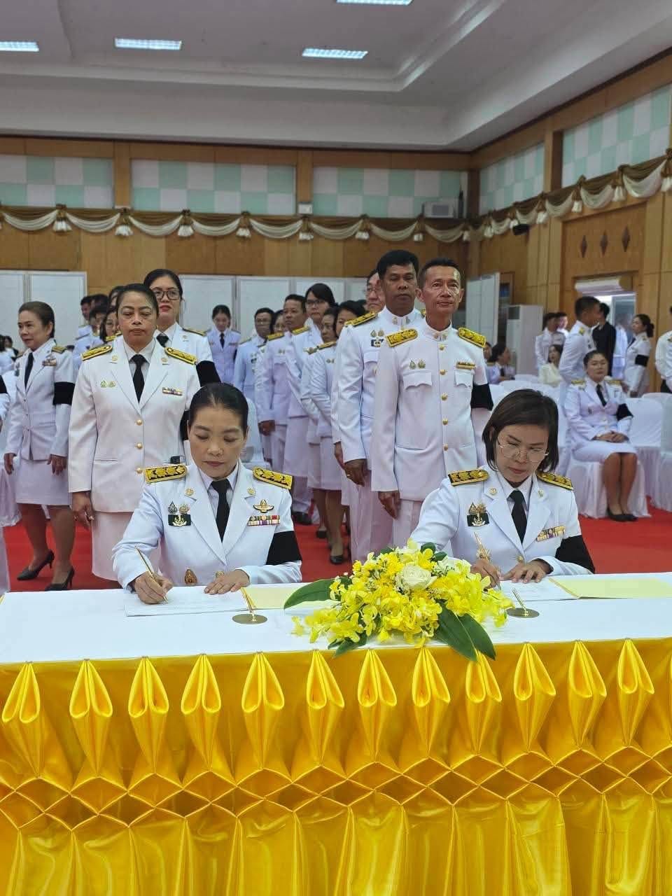 title - ส.ป.ก.ยโสธร ร่วมพิธีเจริญพระพุทธมนต์ อธิษฐานภาวนาขอพรและทำบุญตักบาตรเพื่อถวายเป็นพระราชกุศล แด่พระบาทสมเด็จพระเจ้าอยู่หัว เนื่องในโอกาสวันเฉลิมพระชนมพรรษา และประกอบพิธีถวายสัตย์ปฏิญาณ เพื่อเป็นข้าราชการที่ดี